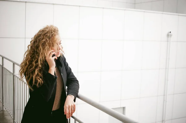 City Portrait Young Woman Curly Hair Dressed Black Coat — Stock Photo, Image