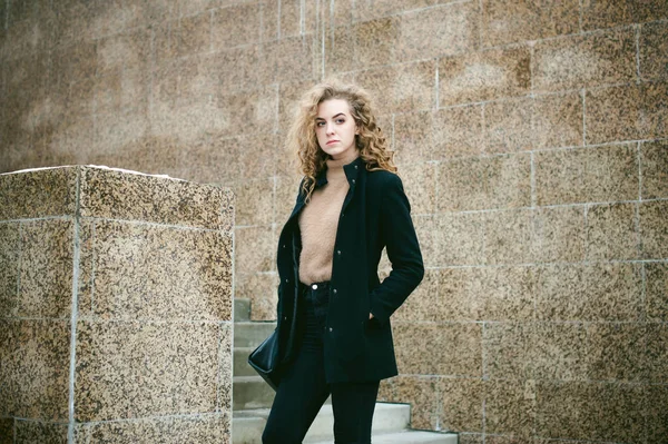 Retrato Una Mujer Joven Con Pelo Rizado Vestido Con Abrigo — Foto de Stock