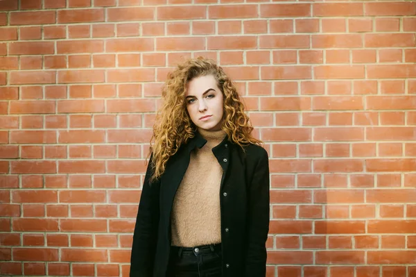 City Portrait Young Woman Curly Hair Dressed Black Coat — Stock Photo, Image