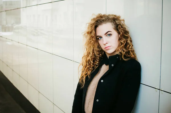 City Portrait Young Woman Curly Hair Dressed Black Coat — Stock Photo, Image