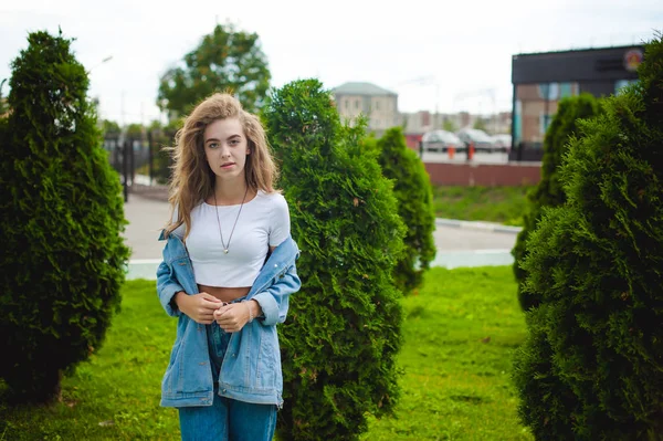 Ulice Portrét Mladé Atraktivní Emocionální Dívka Kudrnaté Listy Oblečený Obleku — Stock fotografie