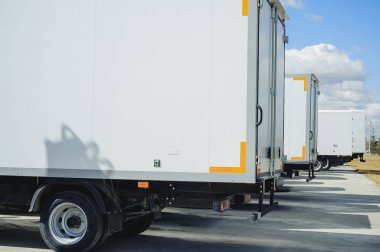 Araçlar kargo taşımacılığı iş içindir. Kamyon kamyon küçük ve orta-görev. Yeni çalışma araba kargo minibüsleri beyaz renk