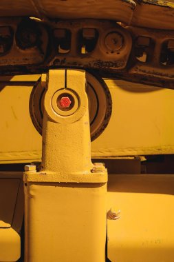 yol yapım makineleri, traktör bileşenleri izler.