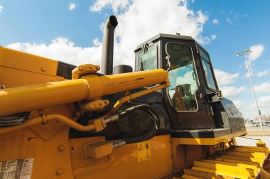 Ekskavatör yükleyici makine. Yan görünüm ön çapa Loader. Endüstriyel araç. Ağır ekipman makine. Pnömatik kamyon. Mavi gökyüzü arka plan üzerinde inşaat ekipmanları