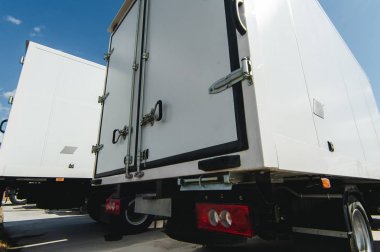 Araçlar kargo taşımacılığı iş içindir. Kamyon kamyon küçük ve orta-görev. Yeni çalışma araba kargo minibüsleri beyaz renk