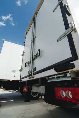 Araçlar kargo taşımacılığı iş içindir. Kamyon kamyon küçük ve orta-görev. Yeni çalışma araba kargo minibüsleri beyaz renk