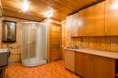 Rusya, Moskova... 11 Haziran 2019: iç oda dairesi. Pansiyonda standart onarım dekorasyonu. ahşap kır evi