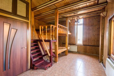 Rusya, Moskova... 11 Haziran 2019: iç oda dairesi. Pansiyonda standart onarım dekorasyonu. ahşap kır evi