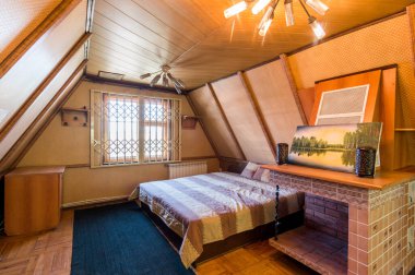 Rusya, Moskova... 11 Haziran 2019: iç oda dairesi. Pansiyonda standart onarım dekorasyonu. ahşap kır evi