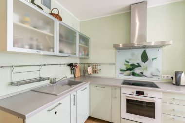 Rusya, Moskova... 11 Haziran 2019: iç oda dairesi. Pansiyonda standart onarım dekorasyonu. Mutfak ve yemek odası