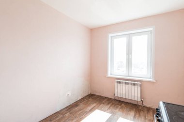 Rusya, Moskova... 11 Haziran 2019: iç oda dairesi. Pansiyonda standart onarım dekorasyonu. Kendi kendini bitirmek için kaba bir tadilat. İnşaatın bitiş aşaması