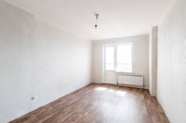 Rusya, Moskova... 11 Haziran 2019: iç oda dairesi. Pansiyonda standart onarım dekorasyonu. Kendi kendini bitirmek için kaba bir tadilat. İnşaatın bitiş aşaması