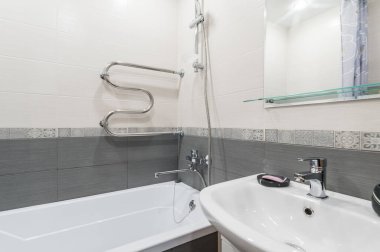 Rusya, Moskova... 12 Haziran 2019: iç oda dairesi. Pansiyonda standart onarım dekorasyonu. Banyo ve tuvalet