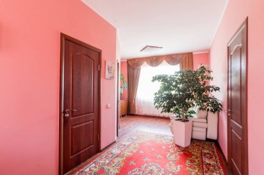 Rusya, Moskova... 12 Haziran 2019: iç oda dairesi. Yurtta standart onarım dekorasyonu