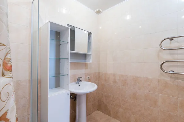ロシア モスクワ 2019年6月11日 室内アパート ホステルの標準的な修理の装飾 浴室とトイレ — ストック写真