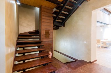 Rusya, Moskova... 12 Haziran 2019: iç oda dairesi. Pansiyonda standart onarım dekorasyonu. Merdivenler, basamaklar