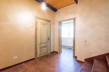 Rusya, Moskova... 12 Haziran 2019: iç oda dairesi. Pansiyonda standart onarım dekorasyonu. oda kapıları, onarım