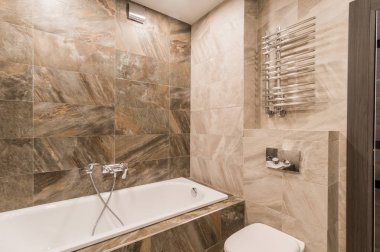 Rusya, Moskova - 2 Temmuz 2019: iç oda dairesi. Pansiyonda standart onarım dekorasyonu. Banyo ve tuvalet