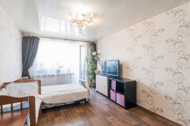 Rusya, Moskova - 2 Temmuz 2019: iç oda dairesi. Yurtta standart onarım dekorasyonu