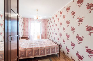 Rusya, Moskova - Temmuz 05, 2019: iç oda dairesi. Pansiyonda standart onarım dekorasyonu. Küçük rahat oda