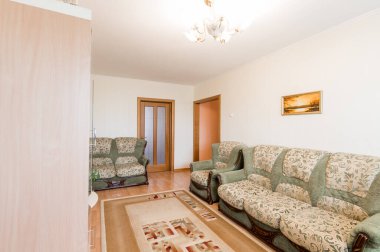 Rusya, Moskova - Temmuz 05, 2019: iç oda dairesi. Pansiyonda standart onarım dekorasyonu. Küçük rahat oda