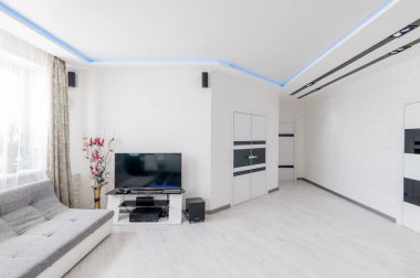 Rusya, Moskova - Temmuz 05, 2019: iç oda dairesi. Pansiyonda standart onarım dekorasyonu. Parlak renkli modern küçük samimi stüdyo