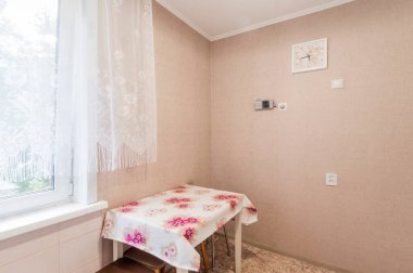 Rusya, Moskova - Temmuz 05, 2019: iç oda dairesi. Pansiyonda standart onarım dekorasyonu. Mutfak, yemek alanı.