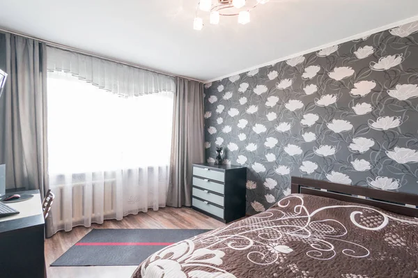 Rusya, Moskova - Temmuz 05, 2019: iç oda dairesi. Pansiyonda standart onarım dekorasyonu. Küçük rahat oda
