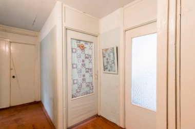 Rusya, Moskova - Temmuz 05, 2019: iç oda dairesi. Pansiyonda standart onarım dekorasyonu. eski değil modern dekor