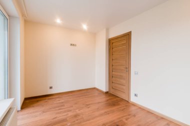 Rusya, Moskova... 16 Temmuz 2019: iç oda dairesi. Pansiyonda standart onarım dekorasyonu. Mobilyasız parlak boş oda