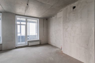 Rusya, Moskova... 16 Temmuz 2019: İçişleri Odası. Kendi kendini bitirmek için kaba bir tadilat. İç dekorasyon, odanın çıplak duvarları, inşaat sahnesi.