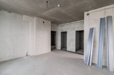 Rusya, Moskova... 16 Temmuz 2019: İçişleri Odası. Kendi kendini bitirmek için kaba bir tadilat. İç dekorasyon, odanın çıplak duvarları, inşaat sahnesi.