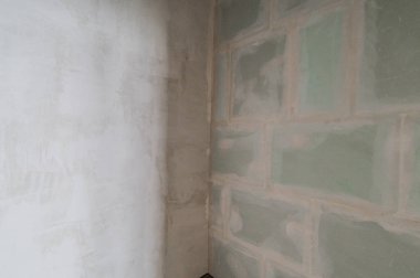 Rusya, Moskova... 16 Temmuz 2019: İçişleri Odası. Kendi kendini bitirmek için kaba bir tadilat. İç dekorasyon, odanın çıplak duvarları, inşaat sahnesi.