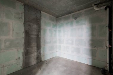 Rusya, Moskova... 16 Temmuz 2019: İçişleri Odası. Kendi kendini bitirmek için kaba bir tadilat. İç dekorasyon, odanın çıplak duvarları, inşaat sahnesi.