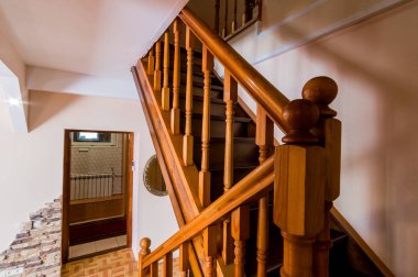 Rusya, Moskova... 06 Temmuz 2019: iç oda dairesi. Pansiyonda standart onarım dekorasyonu. Merdivenler, basamaklar