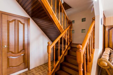 Rusya, Moskova... 06 Temmuz 2019: iç oda dairesi. Pansiyonda standart onarım dekorasyonu. Merdivenler, basamaklar