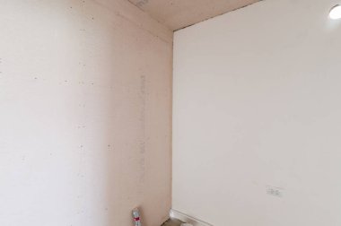 Rusya, Moskova... 06 Temmuz 2019: iç oda dairesi. Kendi kendini bitirmek için kaba bir tadilat. İnşaatın son aşaması. Kasaba evi