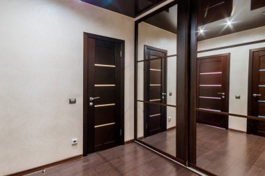 Rusya, Moskova... 23 Temmuz 2019: iç oda dairesi. Pansiyonda standart onarım dekorasyonu. oda kapıları, onarım koridoru