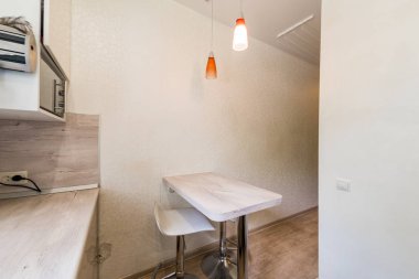 Rusya, Moskova... 23 Temmuz 2019: iç oda dairesi. Pansiyonda standart onarım dekorasyonu. Mutfak ve yemek odası