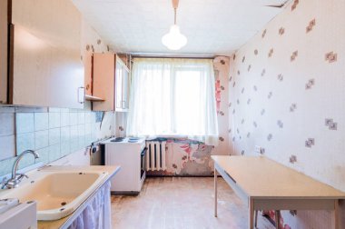 Rusya, Moskova... 23 Temmuz 2019: iç oda dairesi. Pansiyonda standart onarım dekorasyonu. Mutfak ve yemek odası