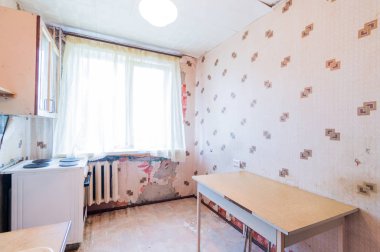 Rusya, Moskova... 23 Temmuz 2019: iç oda dairesi. Pansiyonda standart onarım dekorasyonu. Mutfak ve yemek odası