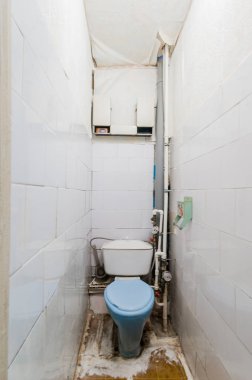 Rusya, Moskova... 23 Temmuz 2019: iç oda dairesi. Pansiyonda standart onarım dekorasyonu. Banyo ve tuvalet