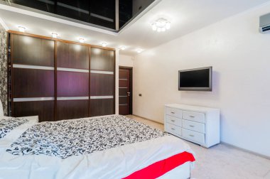 Rusya, Moskova... 23 Temmuz 2019: iç oda dairesi. Pansiyonda standart onarım dekorasyonu. Yataklı yatak odası