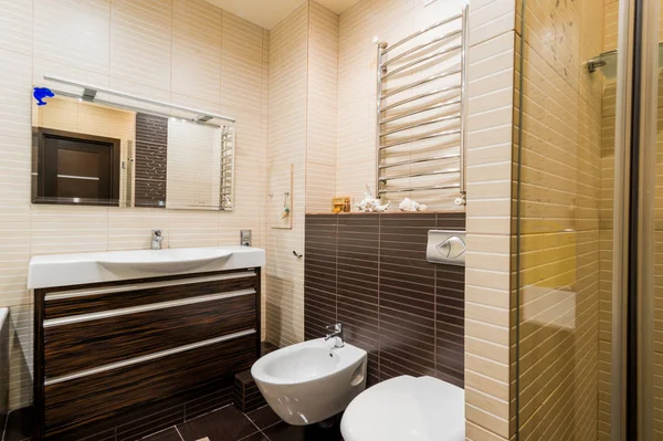 ロシア モスクワ 2019年7月23日 室内アパート ホステルの標準的な修理の装飾 浴室とトイレ — ストック写真