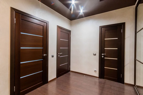 ロシア モスクワ 2019年7月23日 室内アパート ホステルの標準的な修理の装飾 部屋のドア修理廊下 — ストック写真