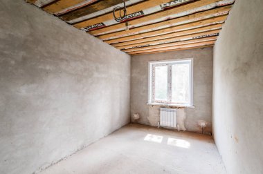 Rusya, Moskova... 23 Temmuz 2019: iç oda dairesi. Kendi kendini bitirmek için kaba bir tadilat. İç dekorasyon, odanın çıplak duvarları, inşaat sahnesi.