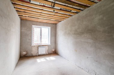 Rusya, Moskova... 23 Temmuz 2019: iç oda dairesi. Kendi kendini bitirmek için kaba bir tadilat. İç dekorasyon, odanın çıplak duvarları, inşaat sahnesi.