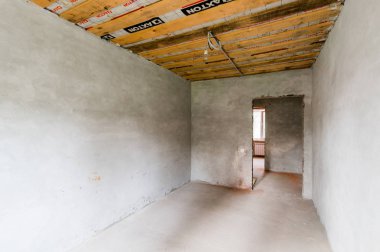 Rusya, Moskova... 23 Temmuz 2019: iç oda dairesi. Kendi kendini bitirmek için kaba bir tadilat. İç dekorasyon, odanın çıplak duvarları, inşaat sahnesi.