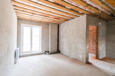 Rusya, Moskova... 23 Temmuz 2019: iç oda dairesi. Kendi kendini bitirmek için kaba bir tadilat. İç dekorasyon, odanın çıplak duvarları, inşaat sahnesi.