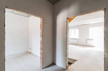 Rusya, Moskova... 23 Temmuz 2019: iç oda dairesi. Kendi kendini bitirmek için kaba bir tadilat. İç dekorasyon, odanın çıplak duvarları, inşaat sahnesi.